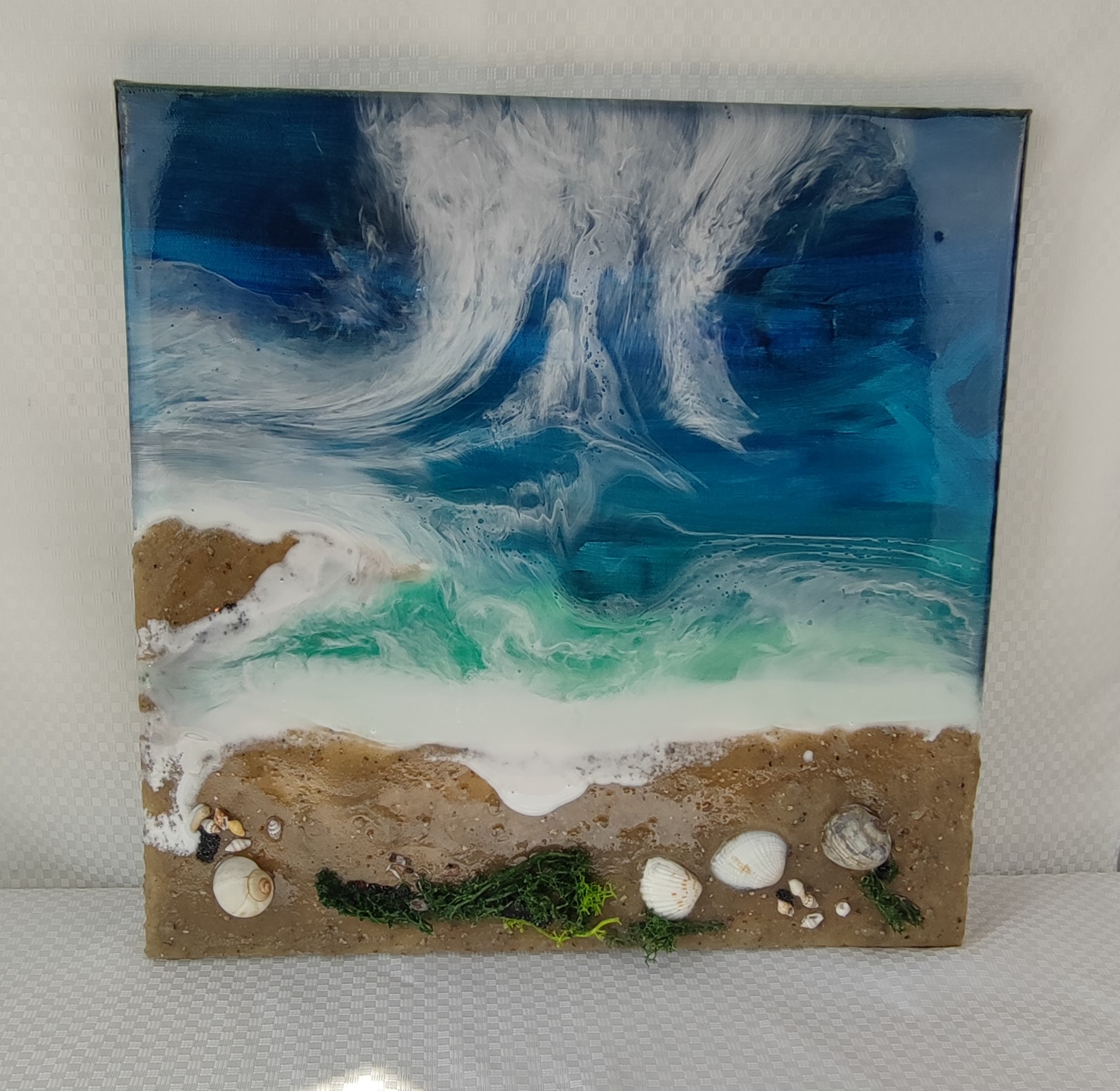 Strand und Meer auf Leinwand - 40x40 cm Epoxidharz-Kunstwerk mit Strand und Muscheln