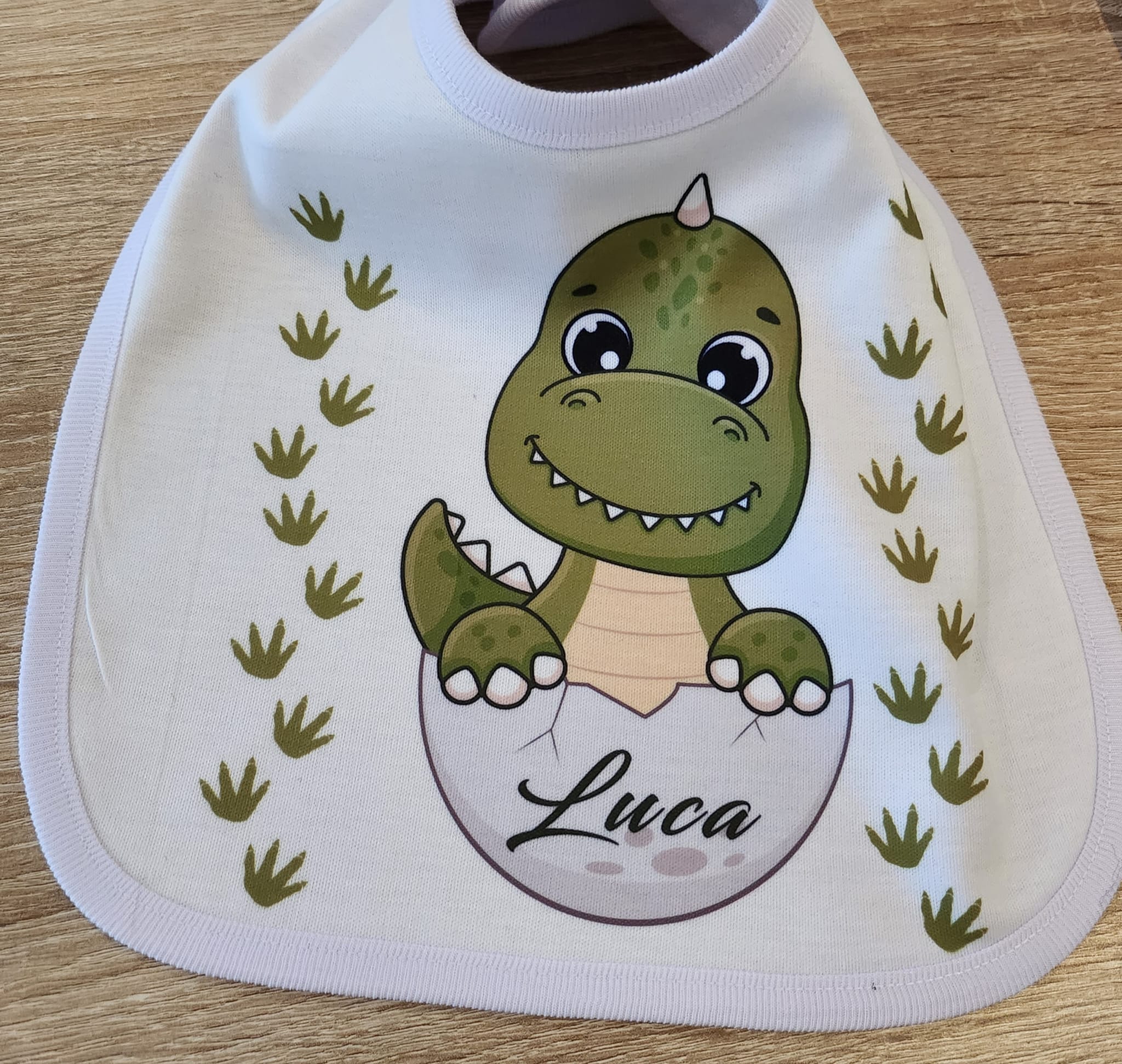 personalisiertes Babylätzchen mit Dino