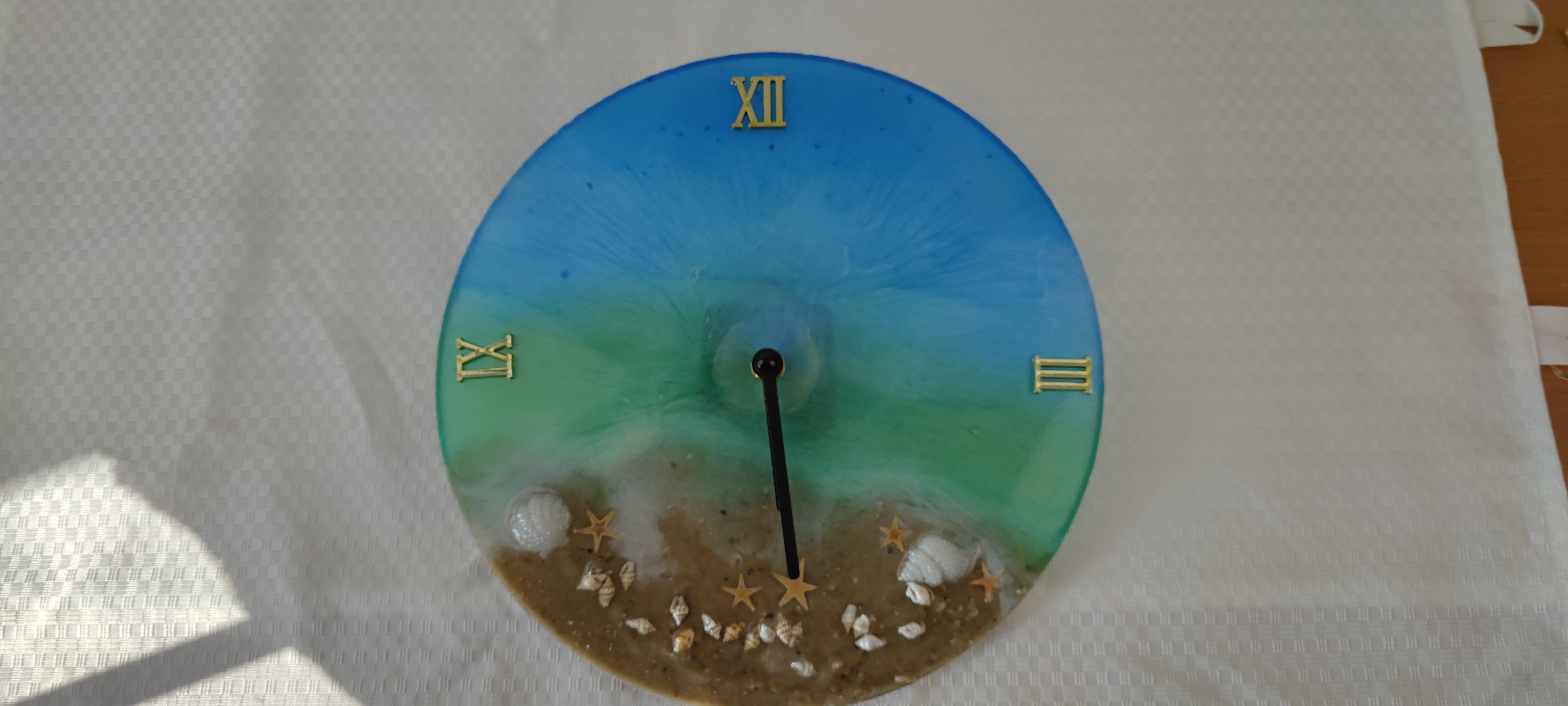 Einzigartige Handgemachte Epoxidharz Wanduhr im Maritimen Stil – Ein Stück Urlaub für Ihr Zuhause