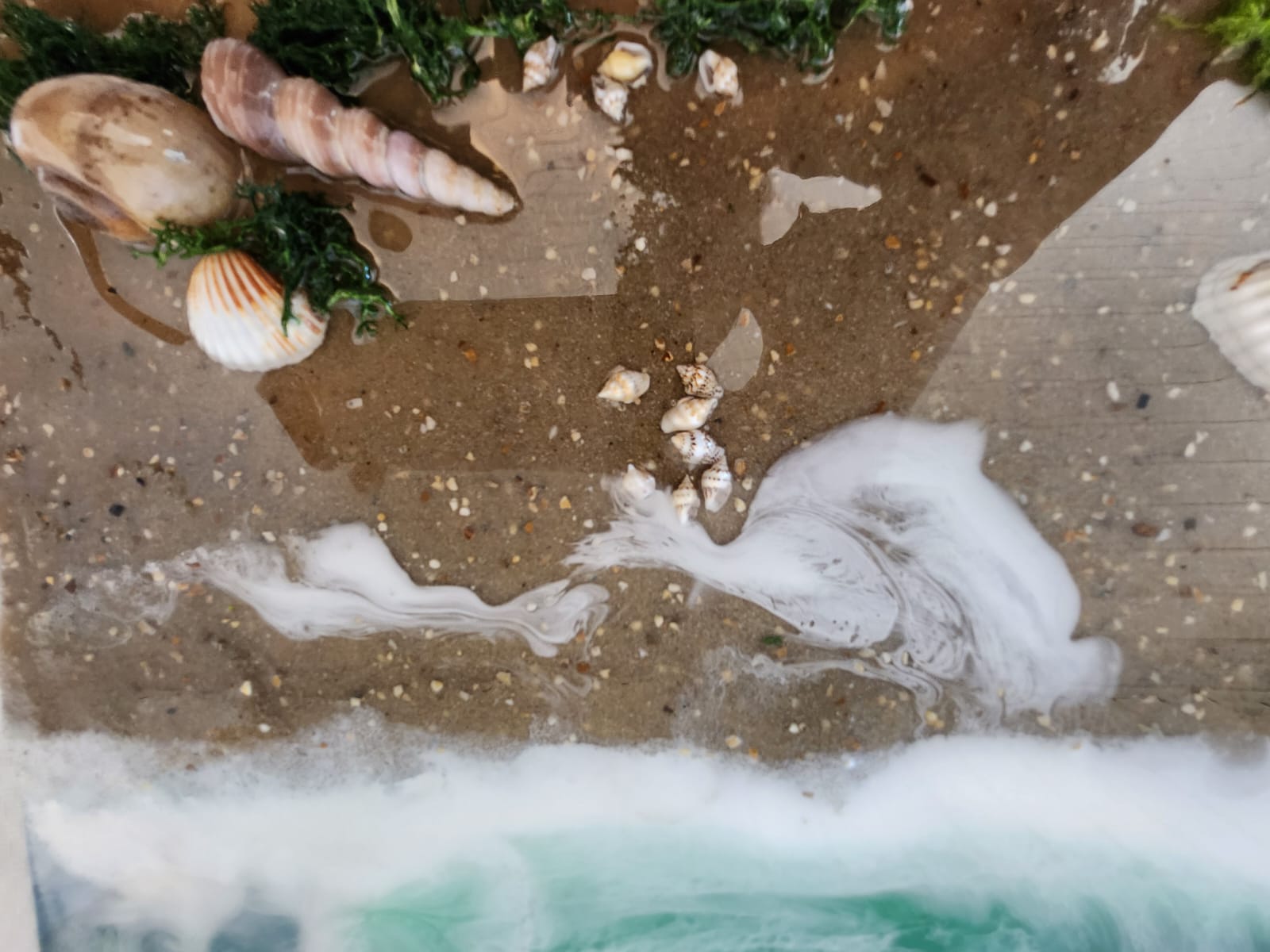 Strand und Meer auf Leinwand - 60 x 80 cm Epoxidharz-Kunstwerk mit Strand und Muscheln