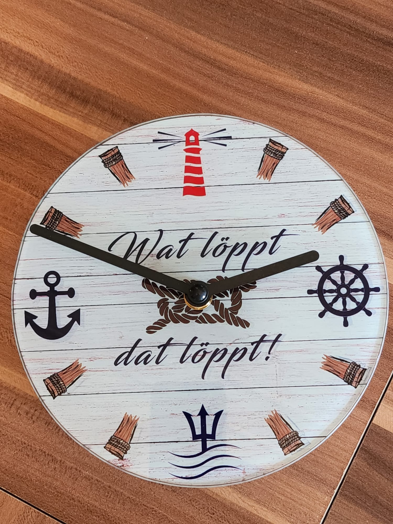 Wat löppt, dat löppt - Maritime Wanduhr aus Glas mit Motiv