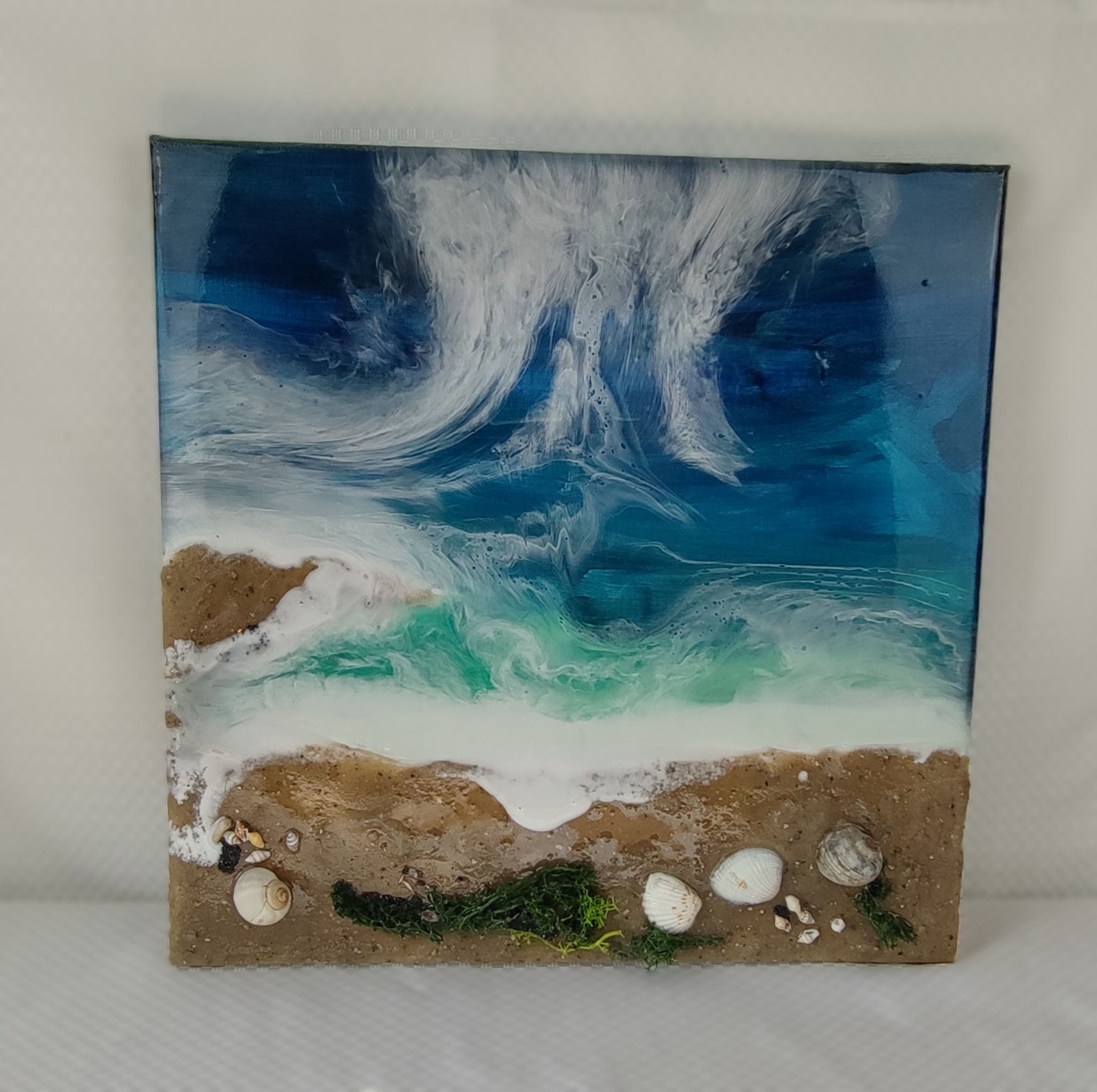 Strand und Meer auf Leinwand - 40x40 cm Epoxidharz-Kunstwerk mit Strand und Muscheln