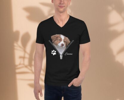 V-Ausschnitt Shirt mit Haustierfoto & Name – Reißverschluss Optik – personalisiertes Tierportrait Shirt Geschenk – Bild 2