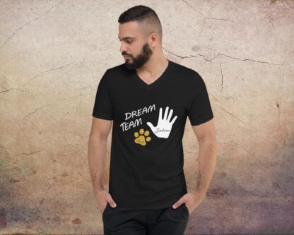 Dreamteam Shirt mit Hand- und Pfotenabdruck – Personalisiertes T-Shirt mit V-Ausschnitt mit Namen für Hundebesitzer – Bild 9