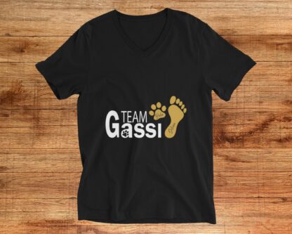 Team Gassi – mit Pfote, Fußabdruck und deinen Namen - Unisex T-Shirt mit V-Ausschnitt, T-Shirts mit inspirierenden Sprüchen – Bild 10